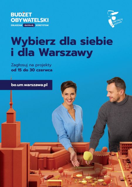 Na niebieskim tle uśmiechnięci kobieta i mężczyzna nad paleta kloscków symbolizujących miasto. Budżet obywatelski, Zgłaszam, głosuję, korzystam.. Wybierz dla siebie i dla Warszawy. Szczegóły w artykule.